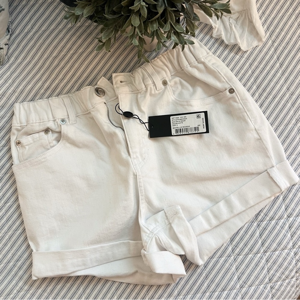 New with tags Gianni Bini white denim shorts cuffed size Small